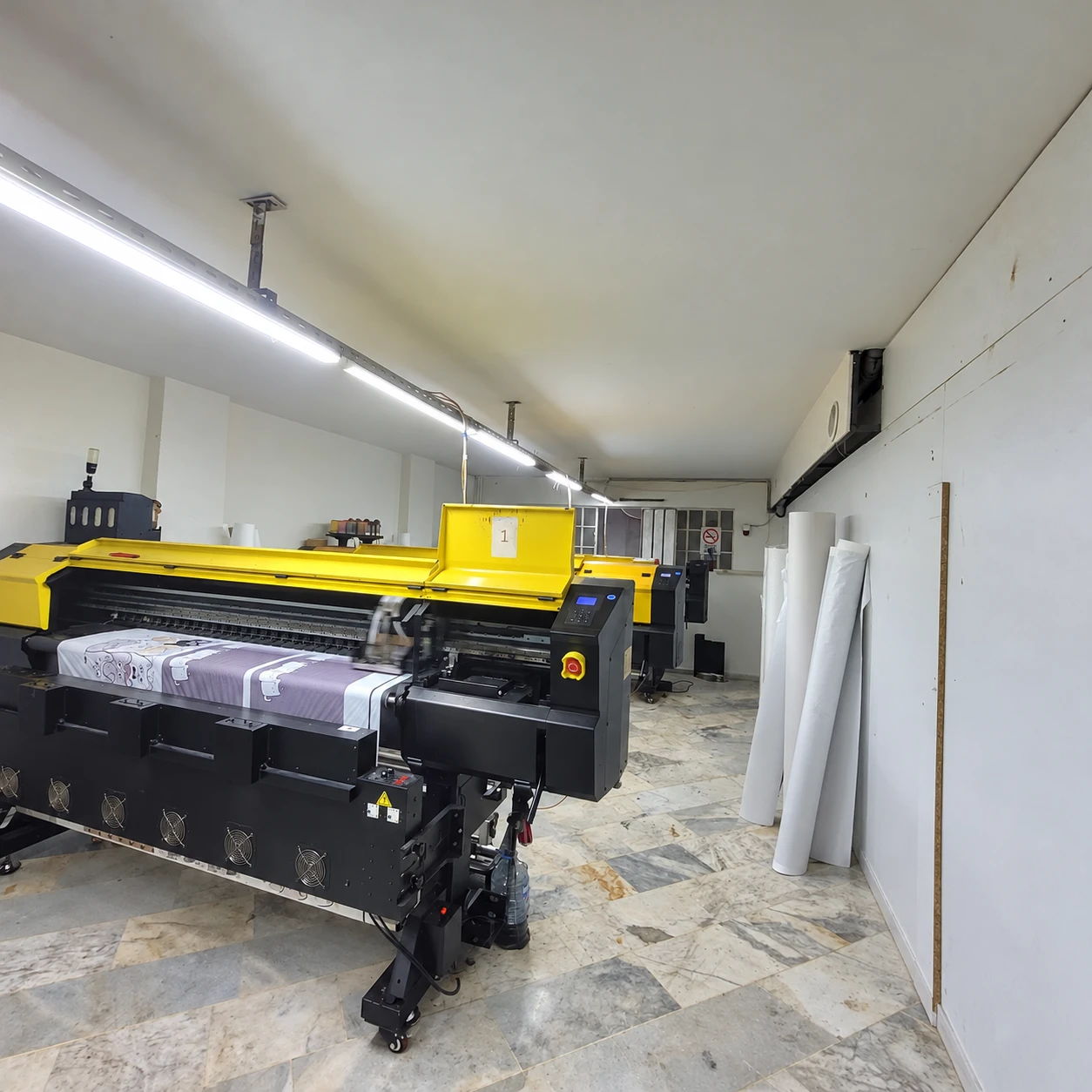 Atölyede paspas desenlerini basan dijital baskı makineleri